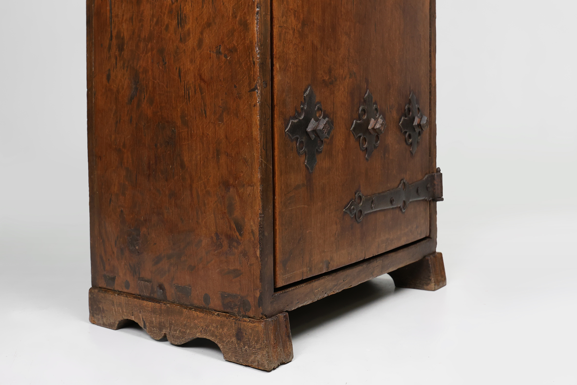 16th Century rustic cabinet in oak with ironwork, Francethumbnail